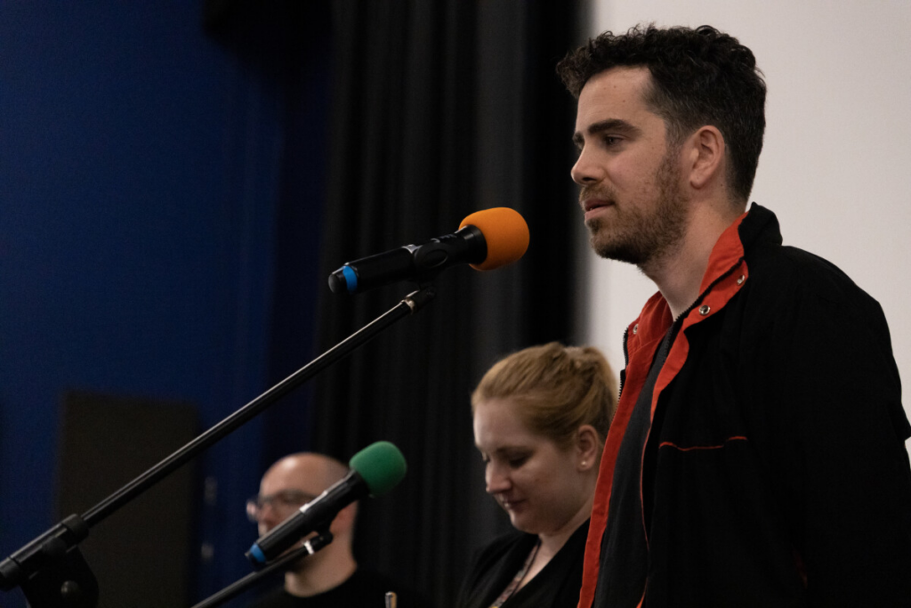 Gerard Ortin respondiendo preguntas sobre su documental en el Festival Internacional de Karlovy Vary.