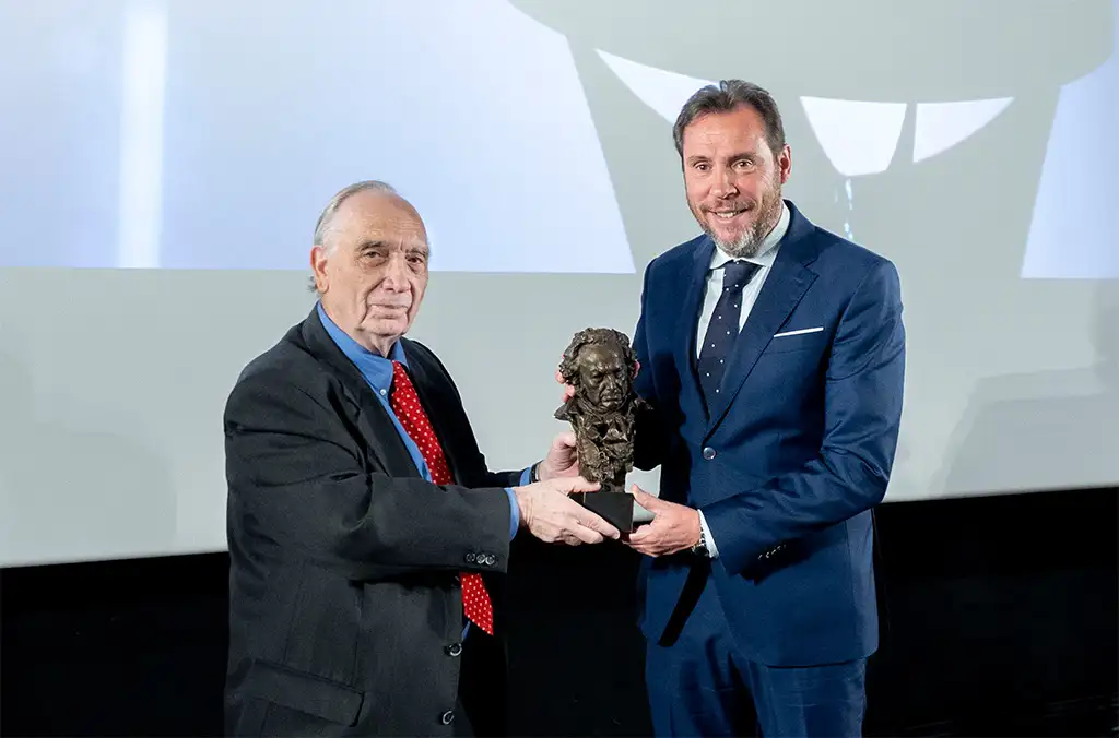 El director de la academia de cine, Fernando Méndez-Leite junto al alcalde de Valladolid Óscar Puente, Posando con una estatuilla de los goya durante la rueda de prensa donde se han anunciado los próximos premios Goya 2024 y 2025.