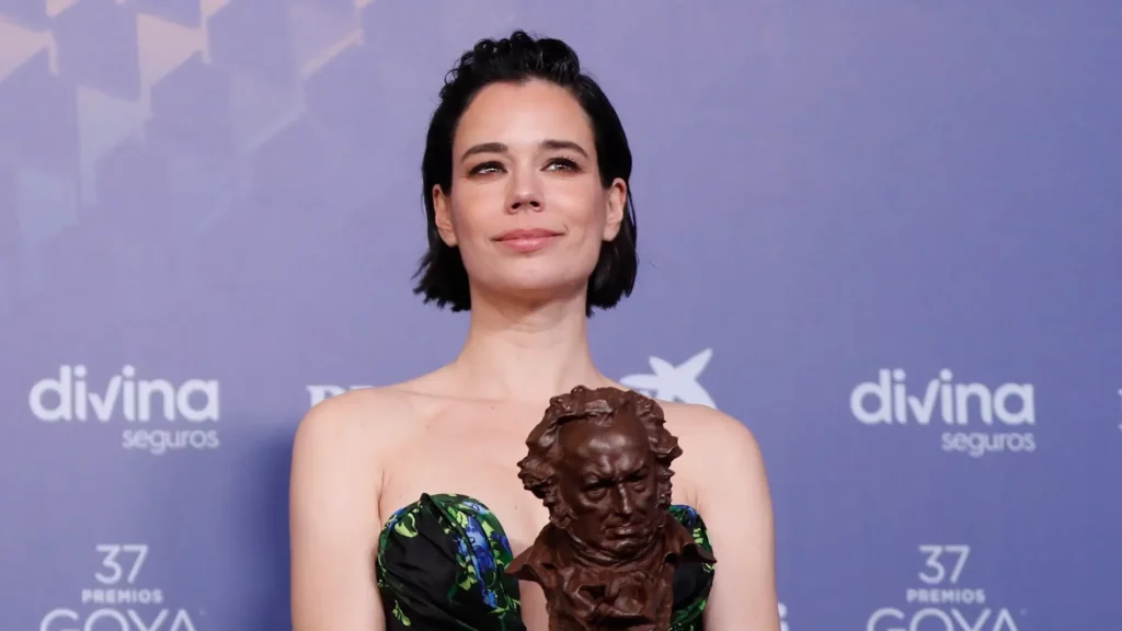 Laia Costa, ganadora del goya 2023 a mejor actriz, sosteniendo una estatuilla de los goya durante la gala