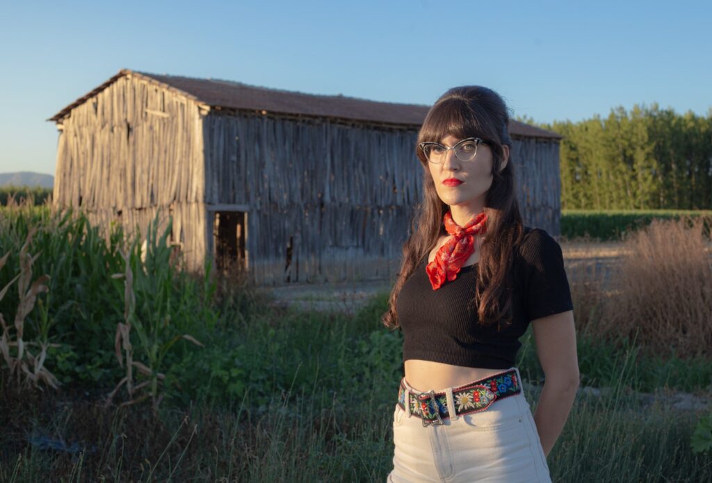 La directora Rocío Mesa posando delante de un secadero, como los que se muestran en su película "Secaderos", estrenada durante el pasado Festival Internacional de Cine de San Sebastián