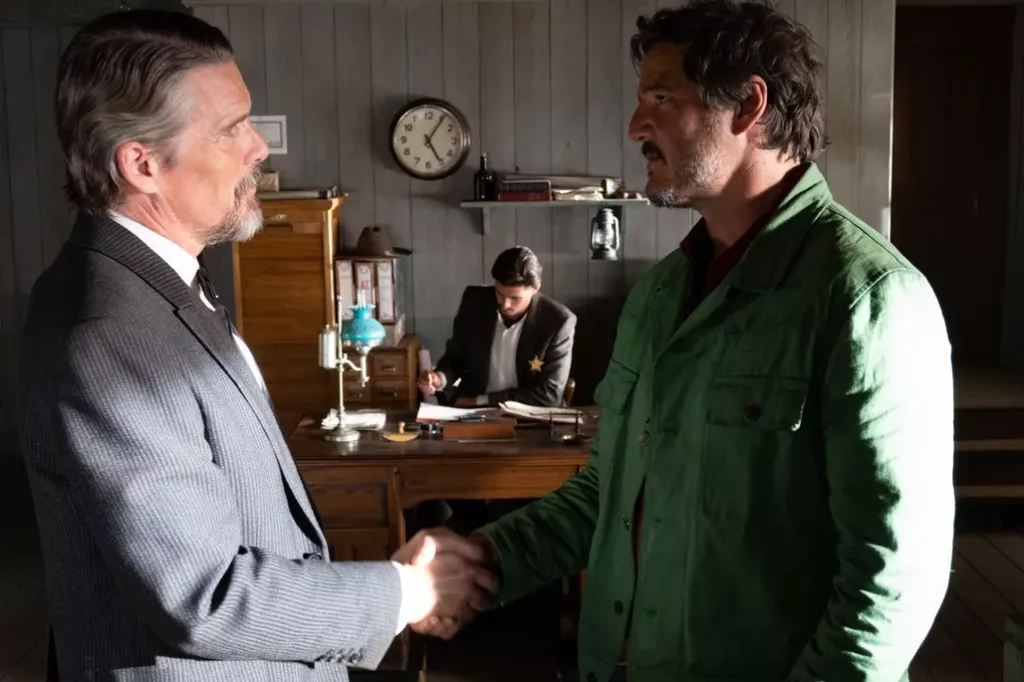 Fotograma de "Extraña forma de vida", donde se ve a Jake, protagonizado por Ethan Hawke, y a Silva, protagonizado por Pedro Pascal. Extraña forma de vivir © 2023 Iglesias Más / El Deseo