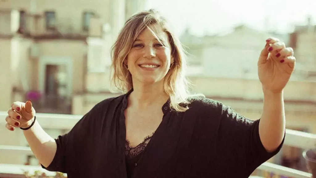 Fotograma de la película "Chavalas", donde se ve a Ángela cervantes en una azotea sujetando una copa.