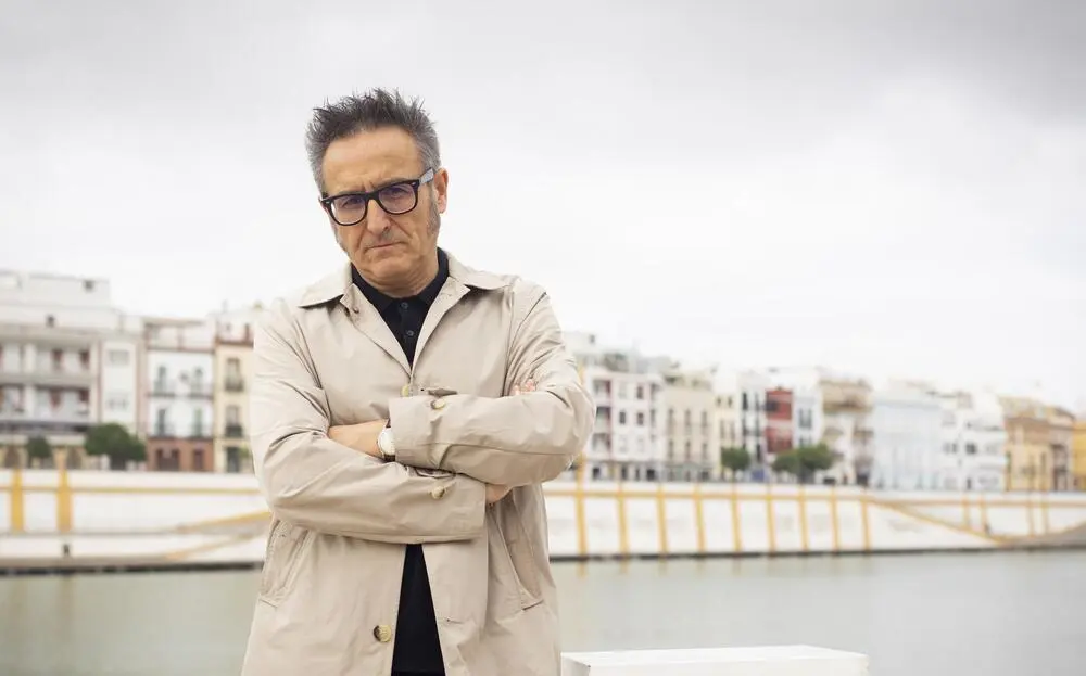 La Semana Internacional de Cine de Valladolid tiene nuevo director, José Luis Cienfuegos, el antiguo director del Festival de Sevilla. Esta es la primera foto oficial del nuevo director a los pies del Pisuerga