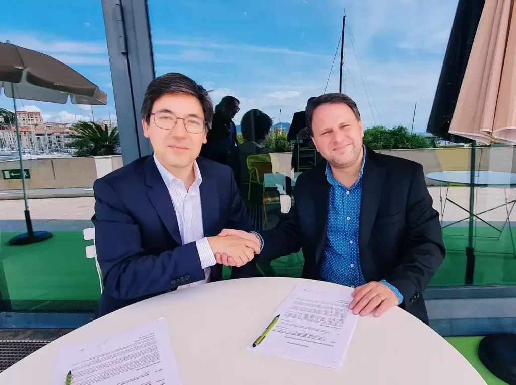 Momento en el que el presidente del INCAA y el director ejecutivo del Marché du Film celebrado en Cannes firman el convenio que tendrá validez hasta el año 2026