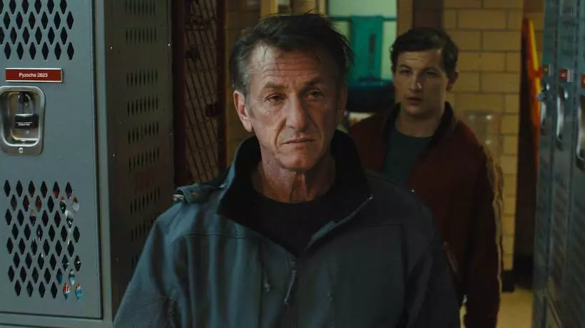 Fotograma de Black Flies 2023, película del director francés Jean-Stéphane Sauvaire, conocido por films como Una oración antes del amanecer (2017) o Johnny Mad Dog: Los niños soldados (2008). Black Flies está basada en la novela homónima de Shannon Burke del 2008.