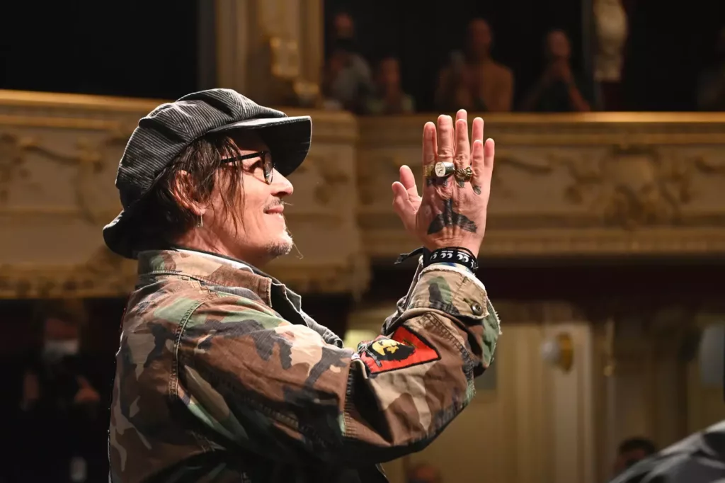 El actor y cineasta Jonny Deep recibió el Globo de Cristal del Festival de Karlovy Vary y ahora será la imagen promocional de la edición del 2023