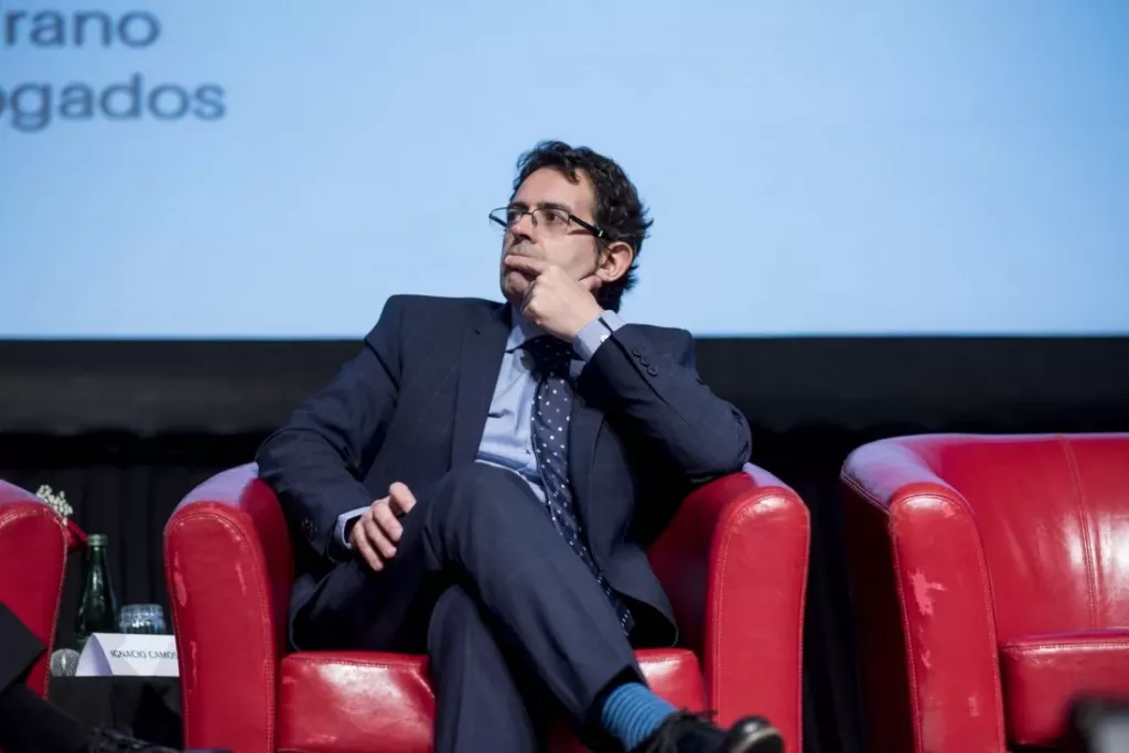 Ignasi Camós, nombrado nuevo director general de la ICAA el martes 6 de junio de 2023, posando sentado. Sustituye como director a Beatriz Navas.