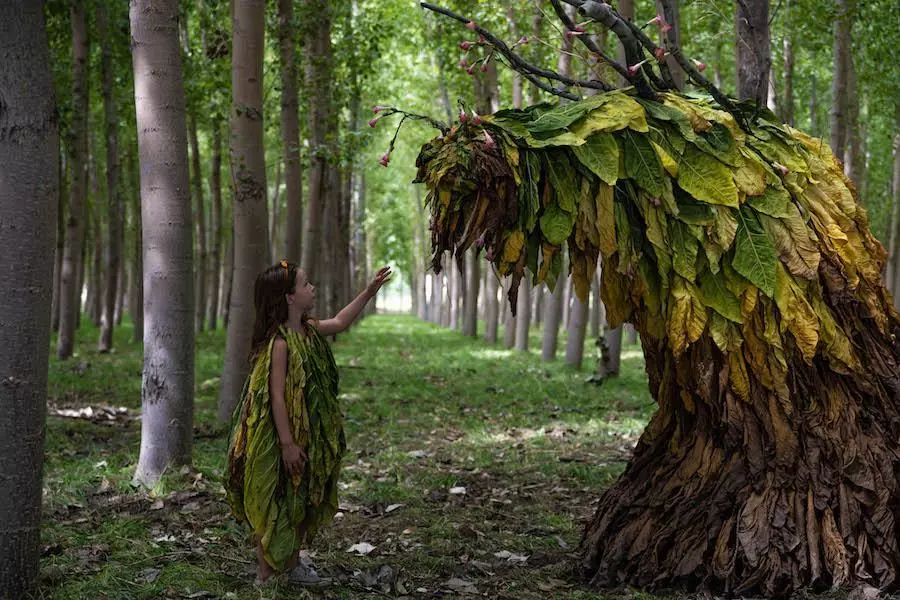 Fotograma de Secaderos, la ópera prima de Rocío Mesa estrenada durante el Festival de San Sebastián de 2022. En la imagen está una de las protagonistas junto a la Nico, el monstruo que vive en los secaderos