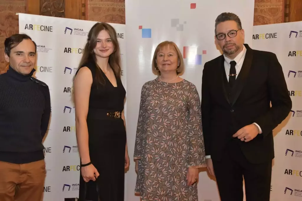 Gala de clausura de ARFECINE, la Semana Internacional de Cine de Argentina. Se puede observar a los ganadores de algunos de los premios junto al presidente del Festival, Pablo de Vita