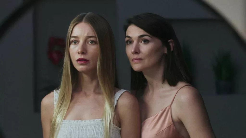 Edén, opera prima de Estefanía Cortés. Fotograma de Charlotte Vega y Marta Nieto